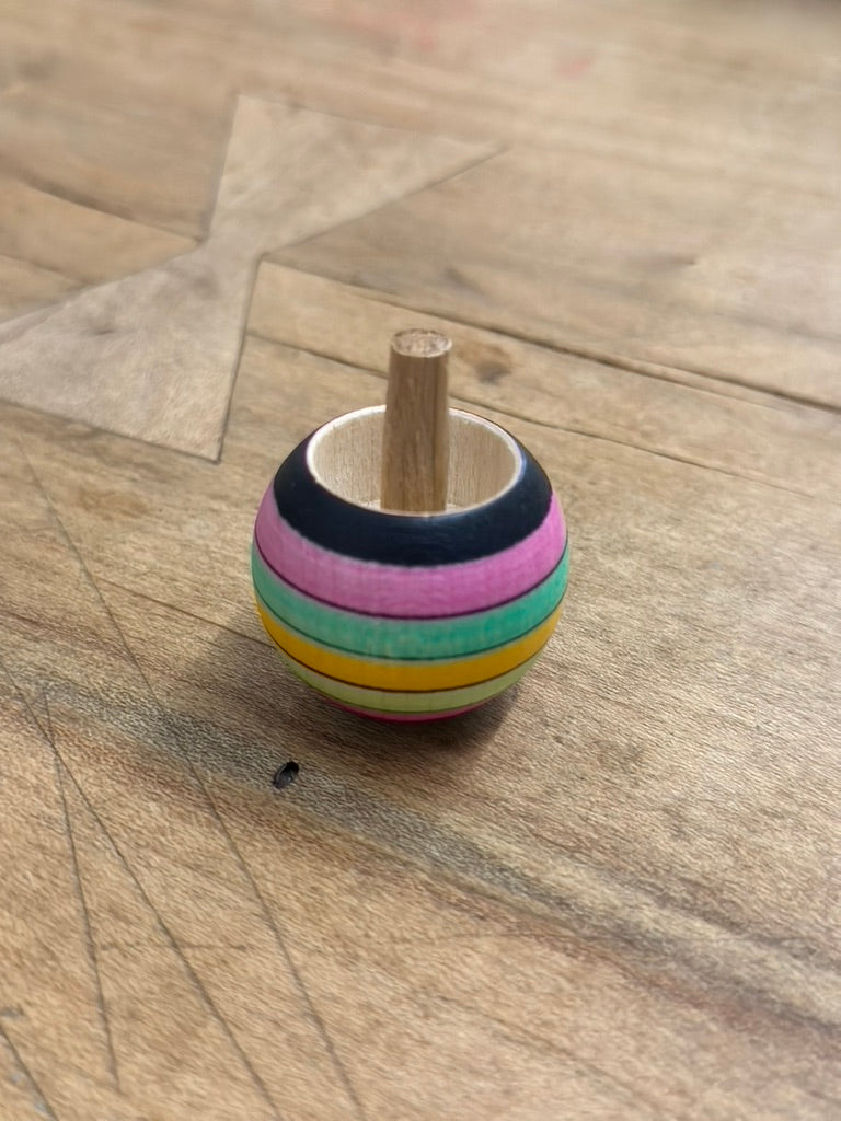 Reversible roundabout spinning top