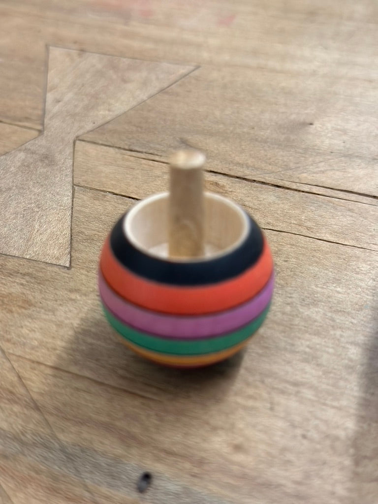 Reversible roundabout spinning top