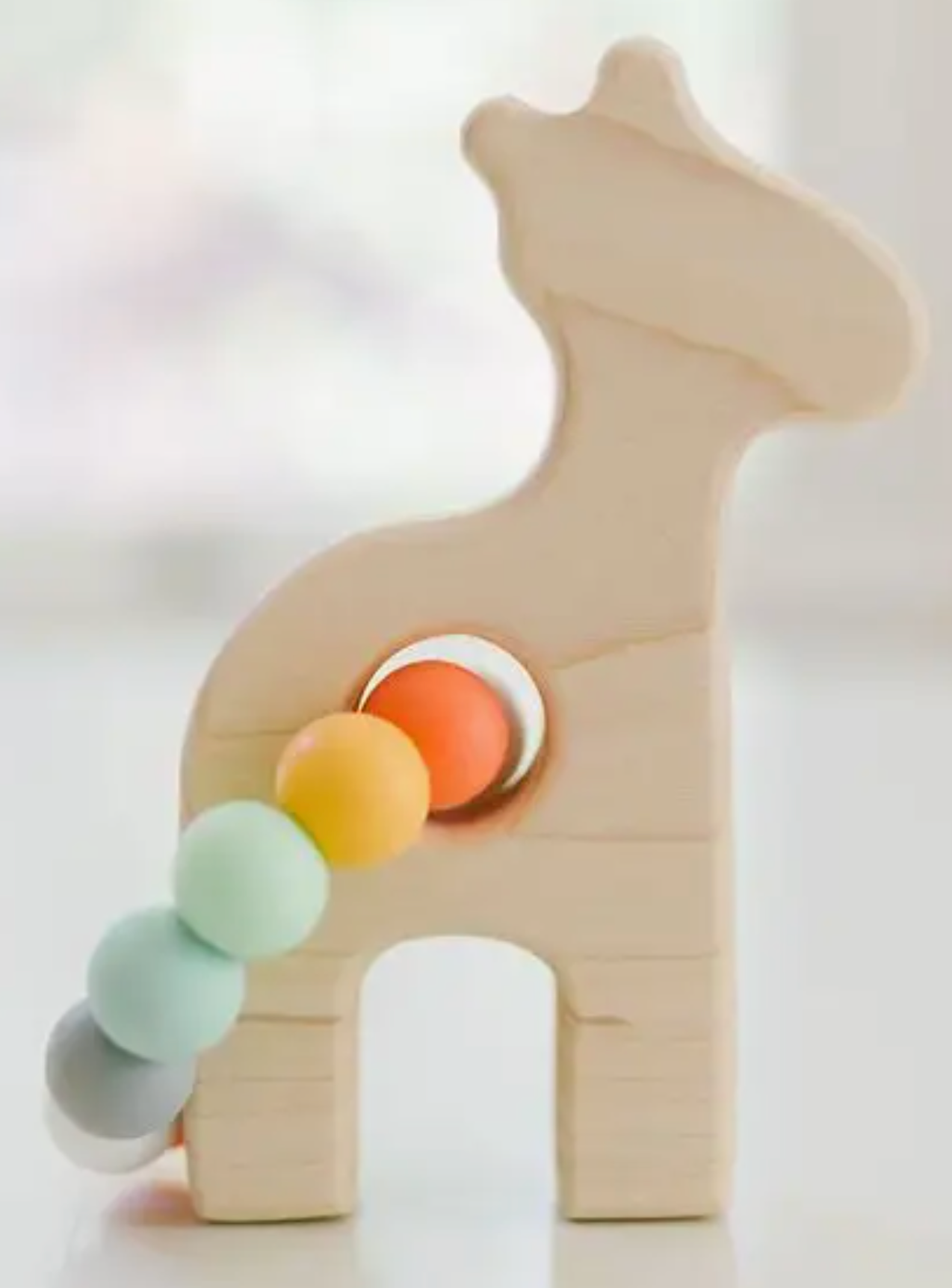 Giraffe Grasping Wooden  | CONFETTI